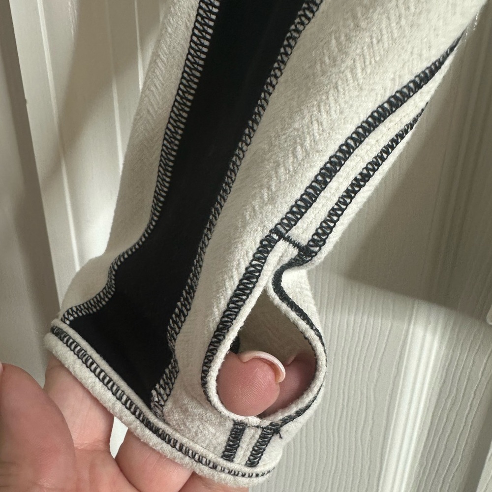 Lululemon Run: Bold In The Cold Long Sleeve Polar Cream / Black - Rare! - Picture 6 of 16